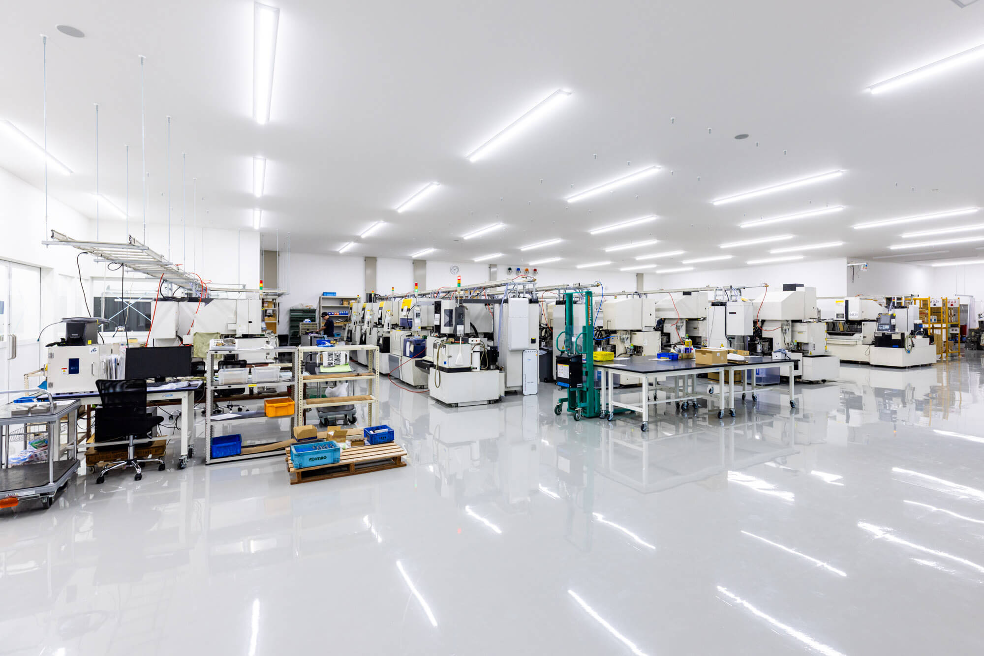 ワイヤーカット加工機が並ぶ新本社工場内