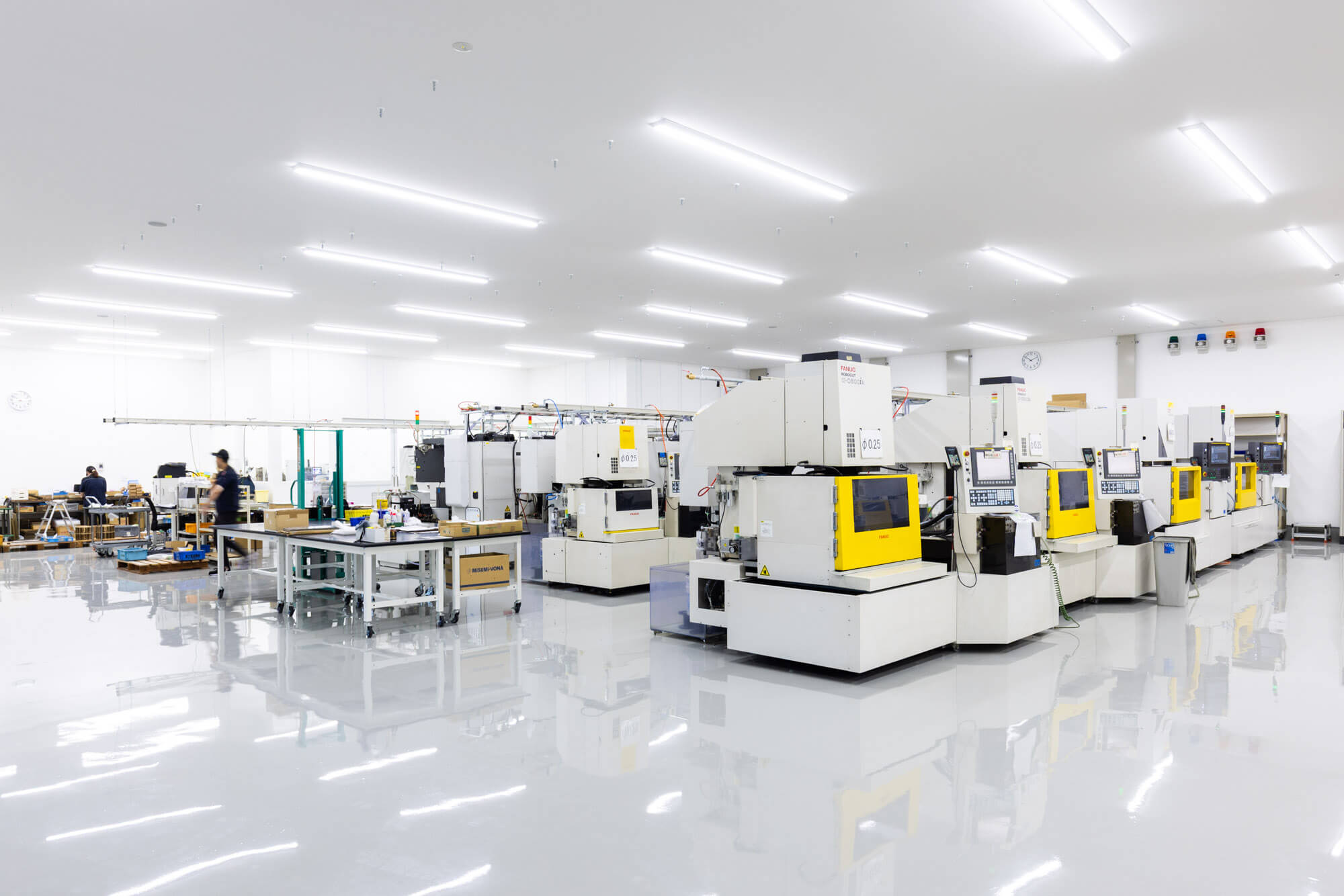 ワイヤーカット加工機が並ぶアルファー電子工業の工場内