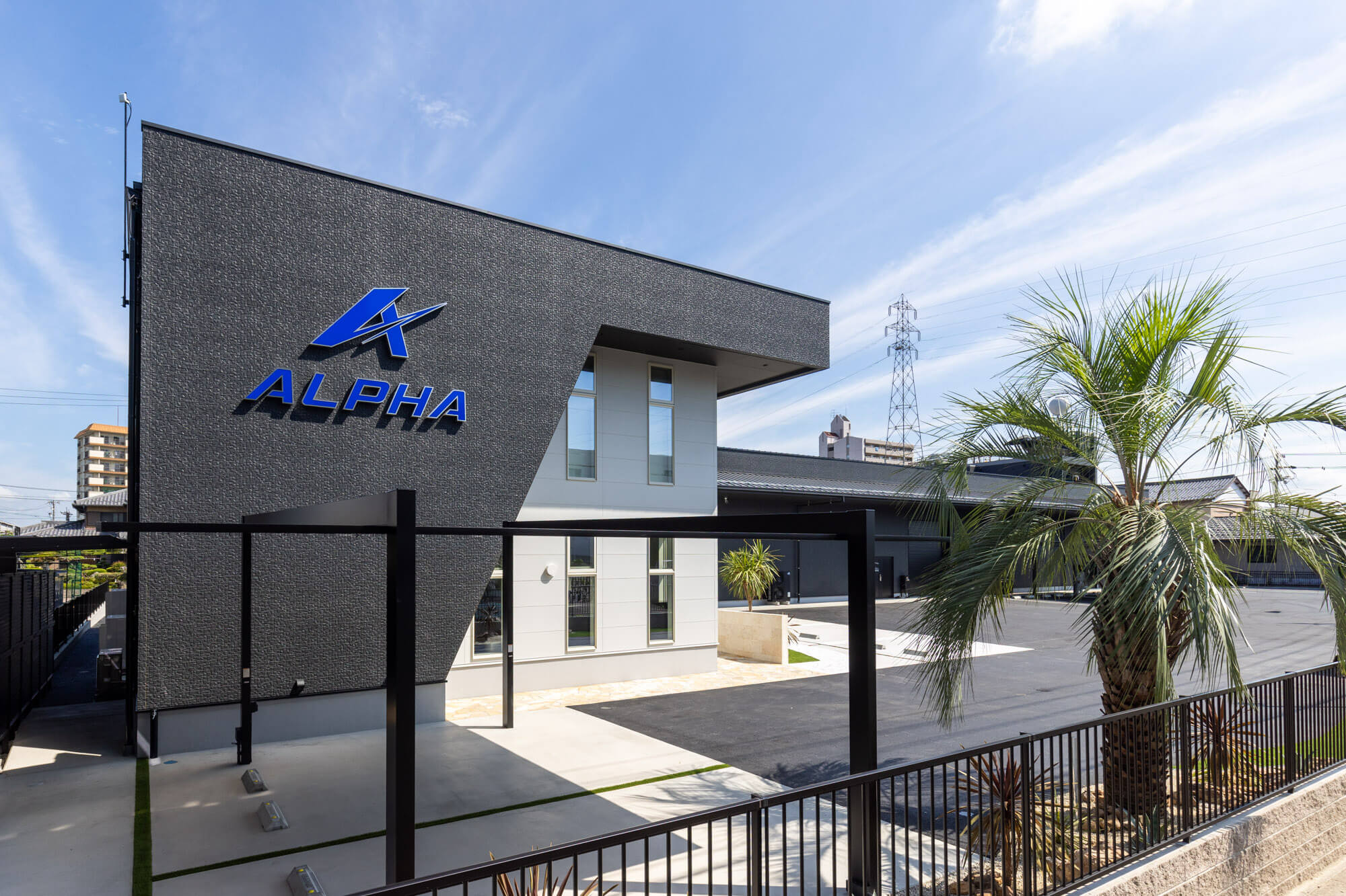 アルファー電子工業の新本社工場エントランス
