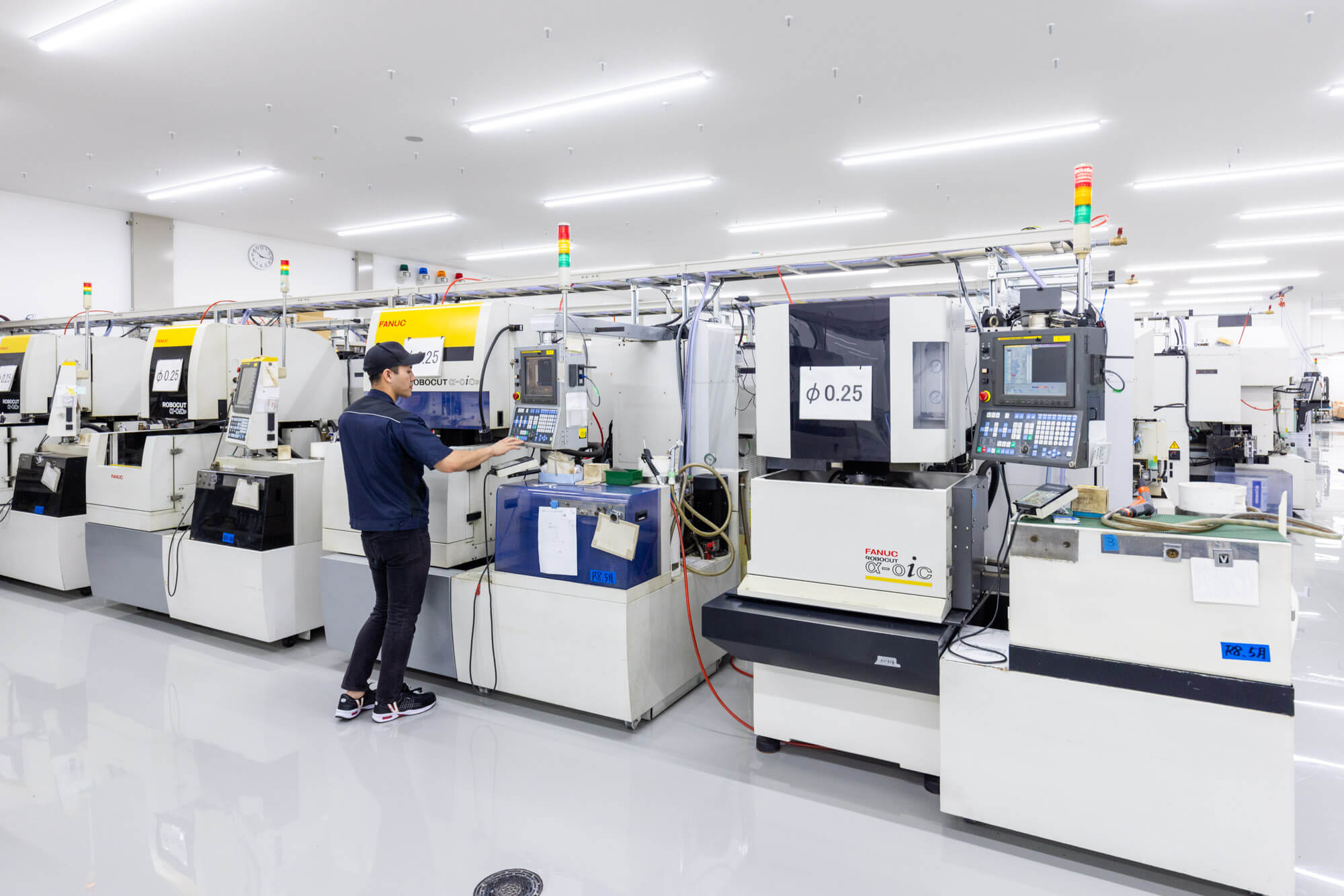 多数のワイヤーカット加工機が稼働する工場