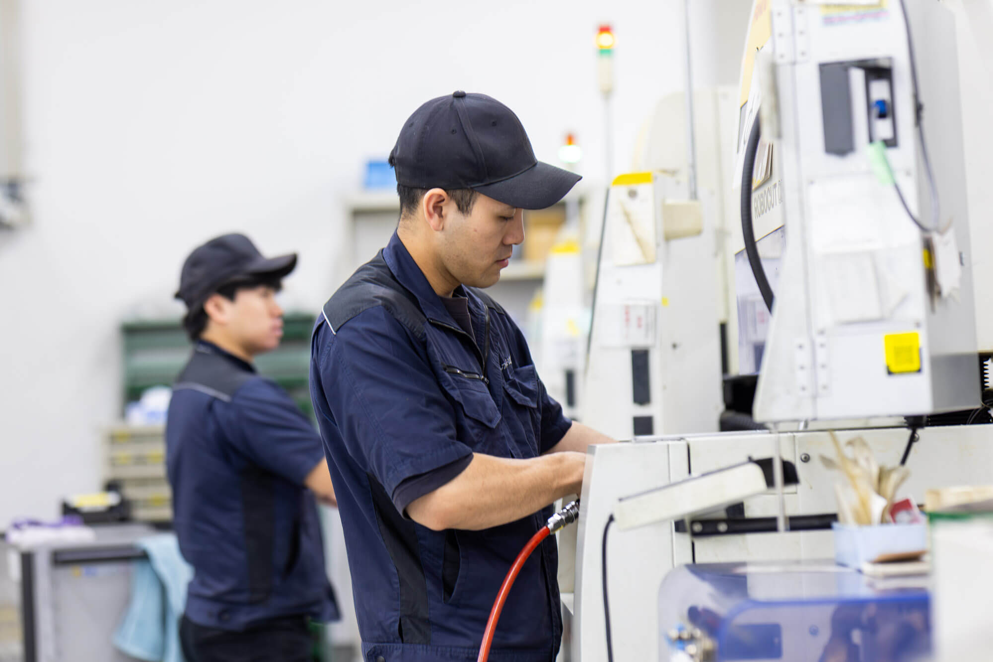 ワイヤーカット加工機を操作する作業者