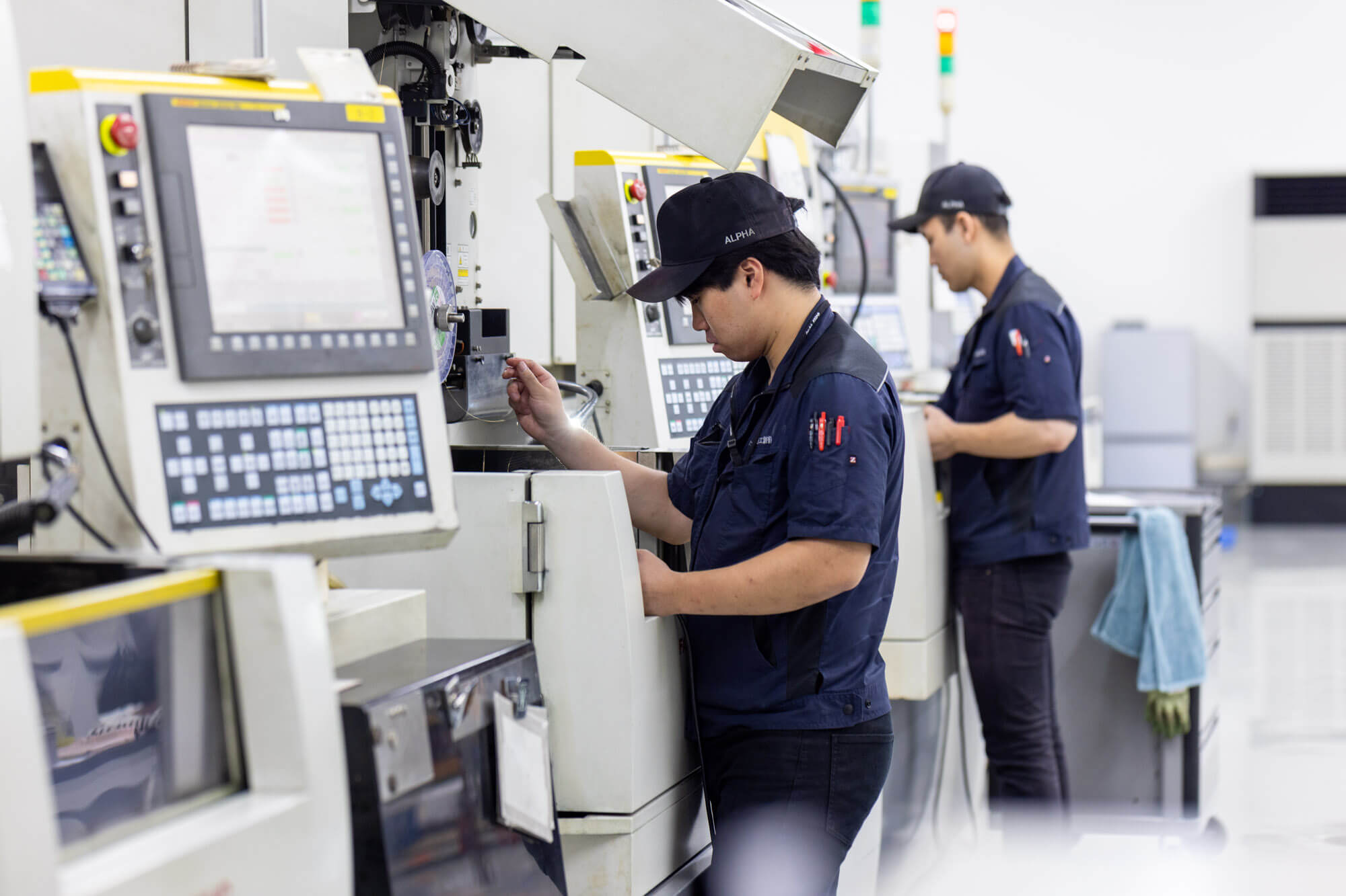 設備を確認するワイヤーカット加工担当者