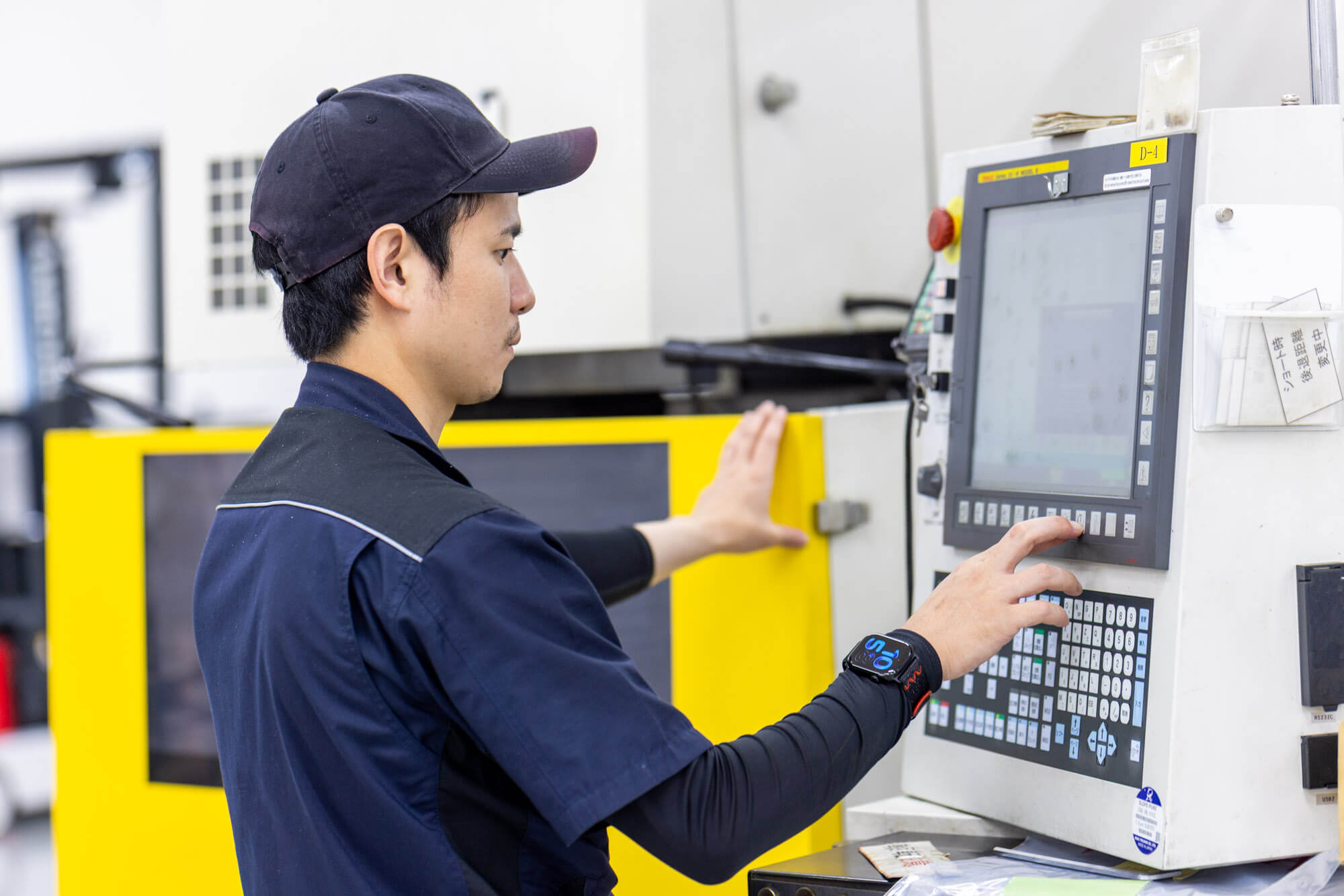 加工品を検査する作業者