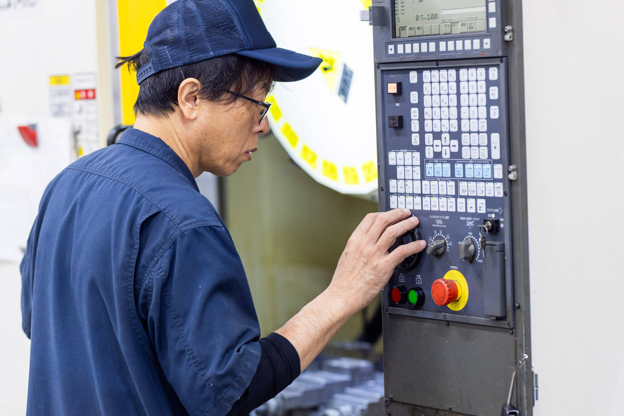 ワイヤーカット加工条件を設定する作業者